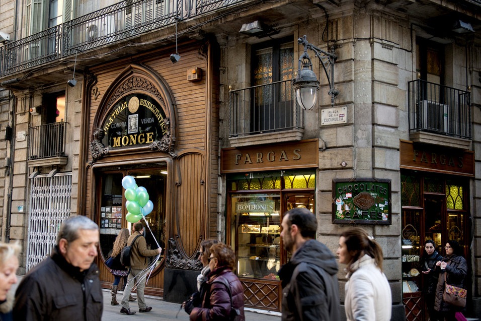 Barcelona paralizará las licencias de más de 400 tiendas emblemáticas para protegerlas