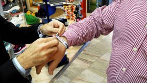Ya a la venta las Pulseras Solidarias para instalar desfibriladores en los comercios de Salamanca