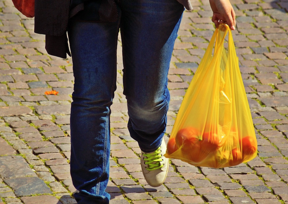 Se retrasa la obligatoriedad de cobrar las bolsas de plástico en los comercios