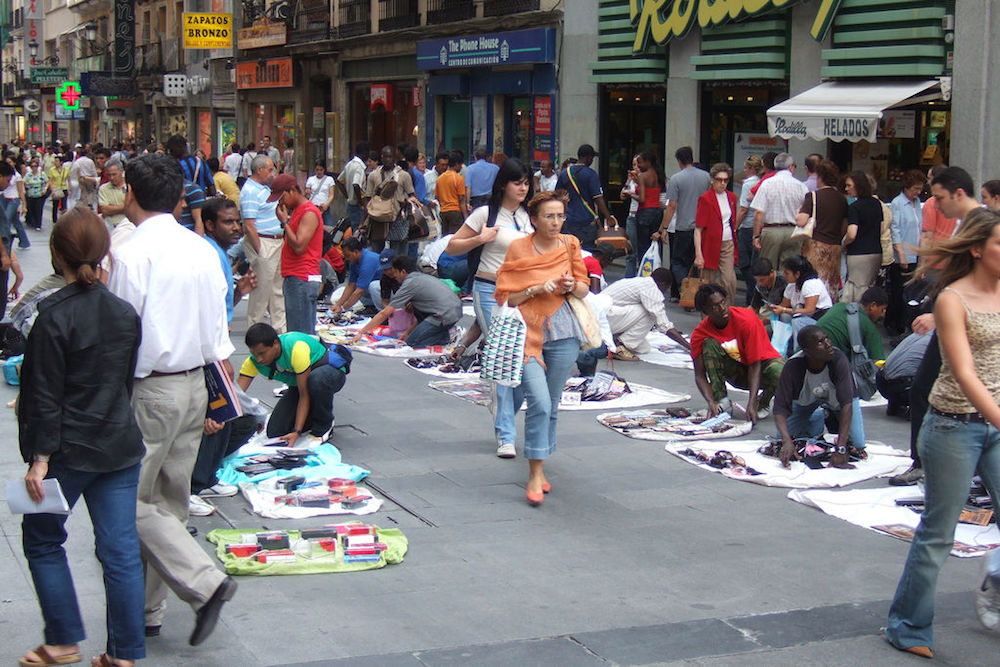 La venta ambulante ilegal afecta negativamente a las ventas del 55% de los comerciantes madrileños