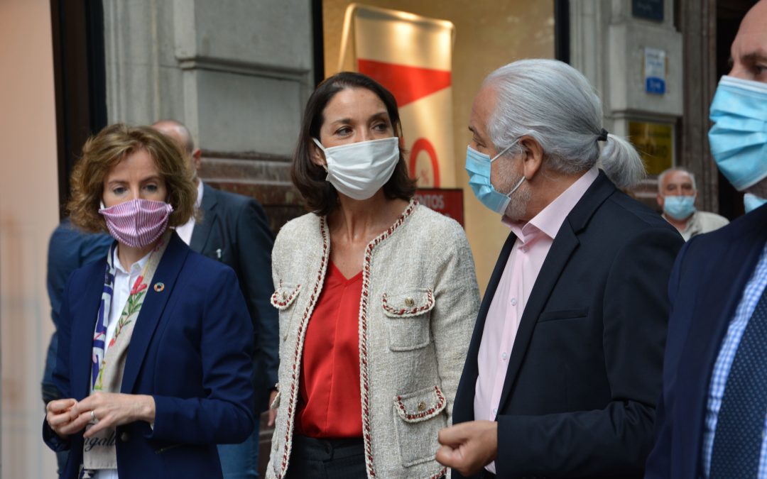El presidente de CEC, Pedro Campo, acompaña a Reyes Maroto en su visita a los establecimientos del centro de Bilbao